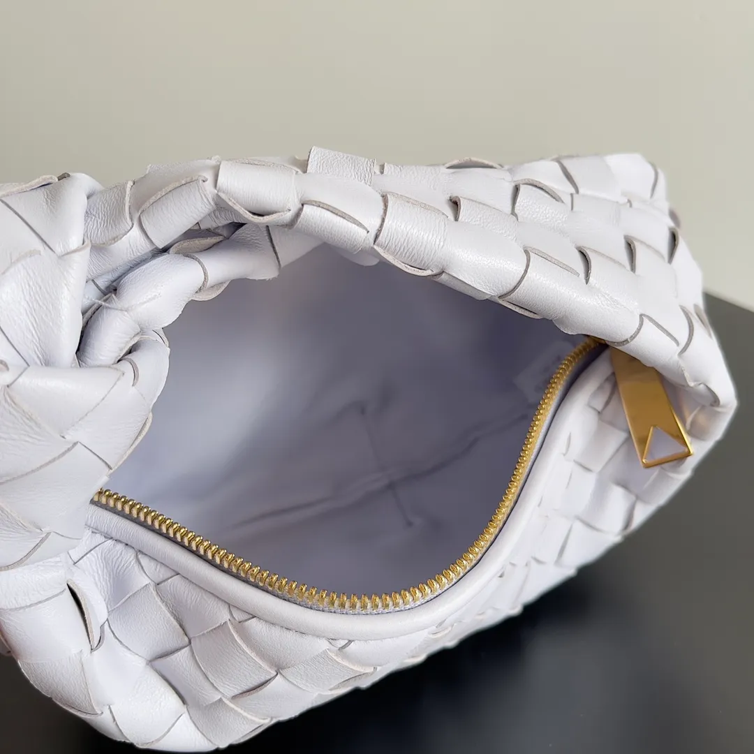 Batch 1120 Bottega veneta͙.——The latest braided and knotted hobo🔥 The top-grade lambskin leather is very soft, the bag shape is unique, practical and durable. It retains the traditional weaving elements while being a bit more flamboyant ~ Made of hand-woven sheepskin, zipper opening and closing, curved seamless structure, effortless to match. Highly recommended⚠️⚠️⚠️ The highest-end in the market🌈 Welcome to compare [Factory equipped with full package] size: 23x15x5cm.   Model: 651876